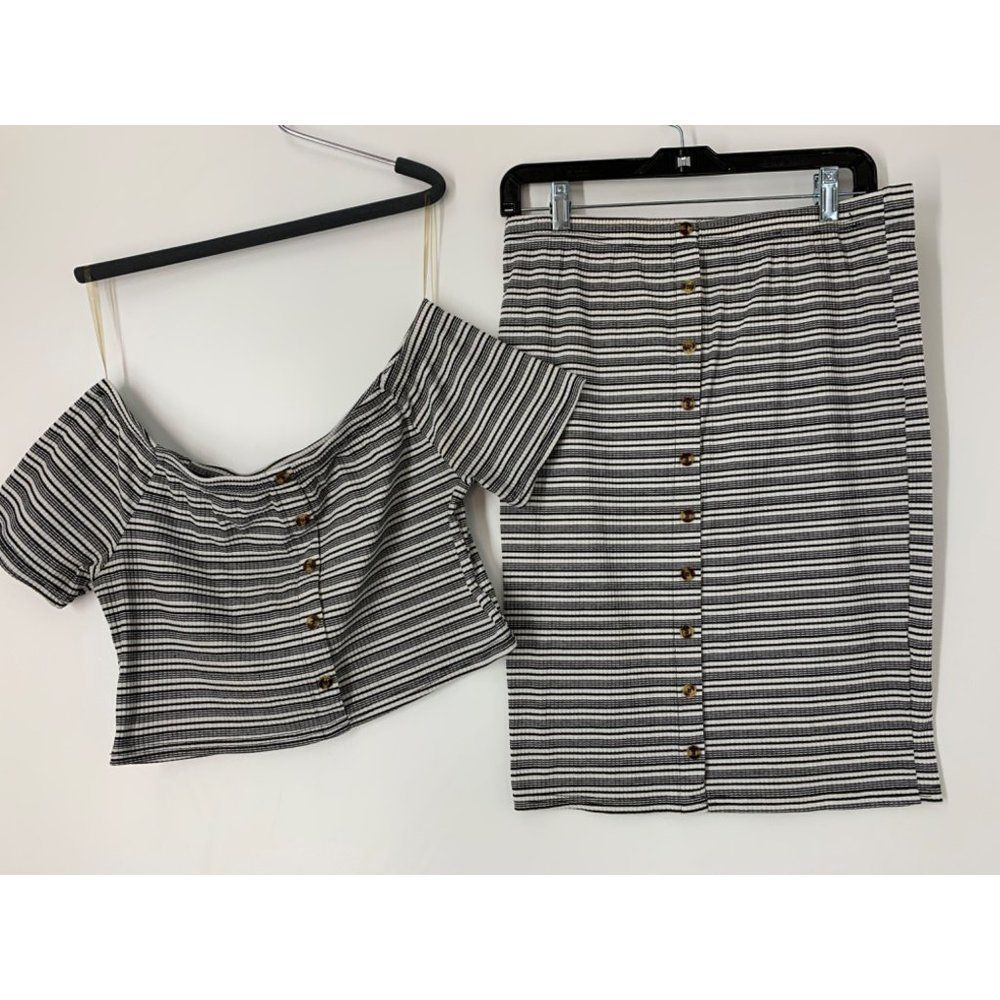 Women’s two piece skirt set crop off shoulder size large 5839